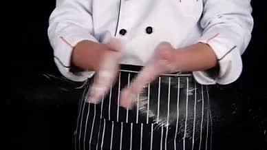 升格厨师倒面粉小麦粉面粉视频的预览图